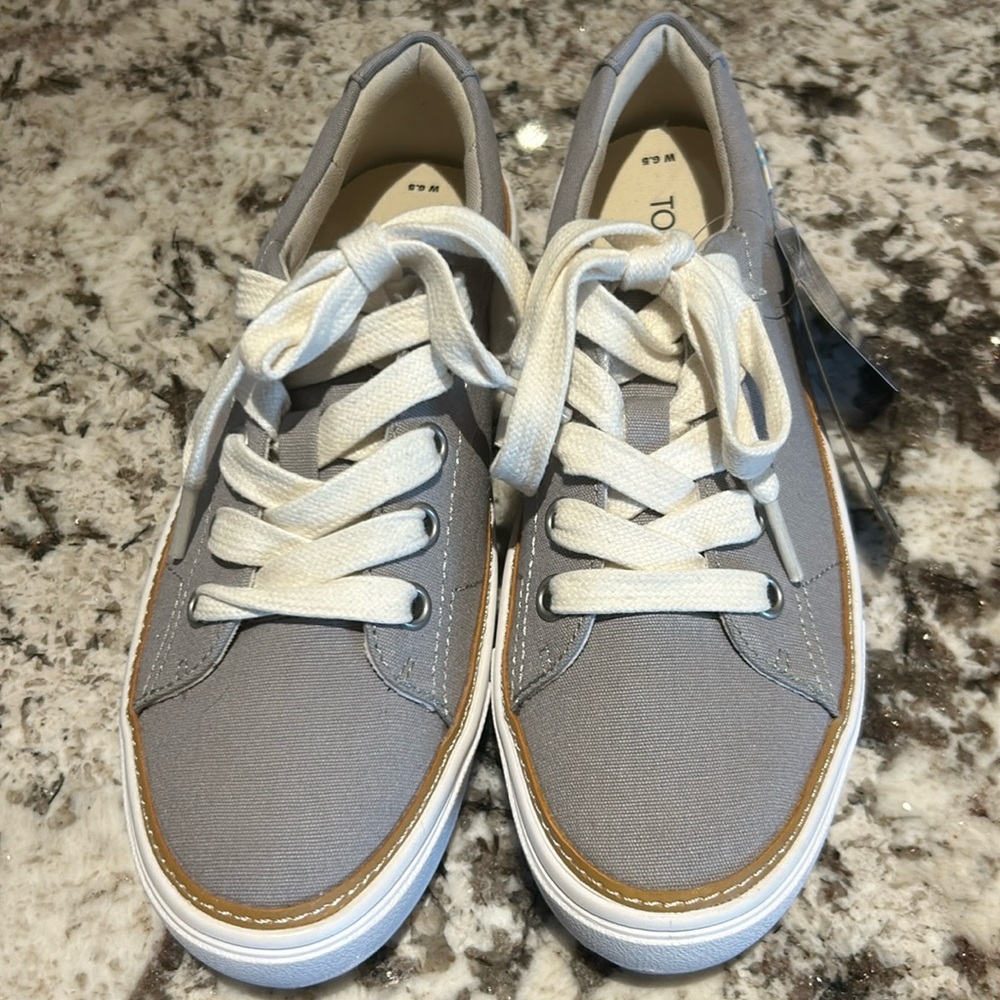NWT Tom’s Gray sneaker. Size 6.5